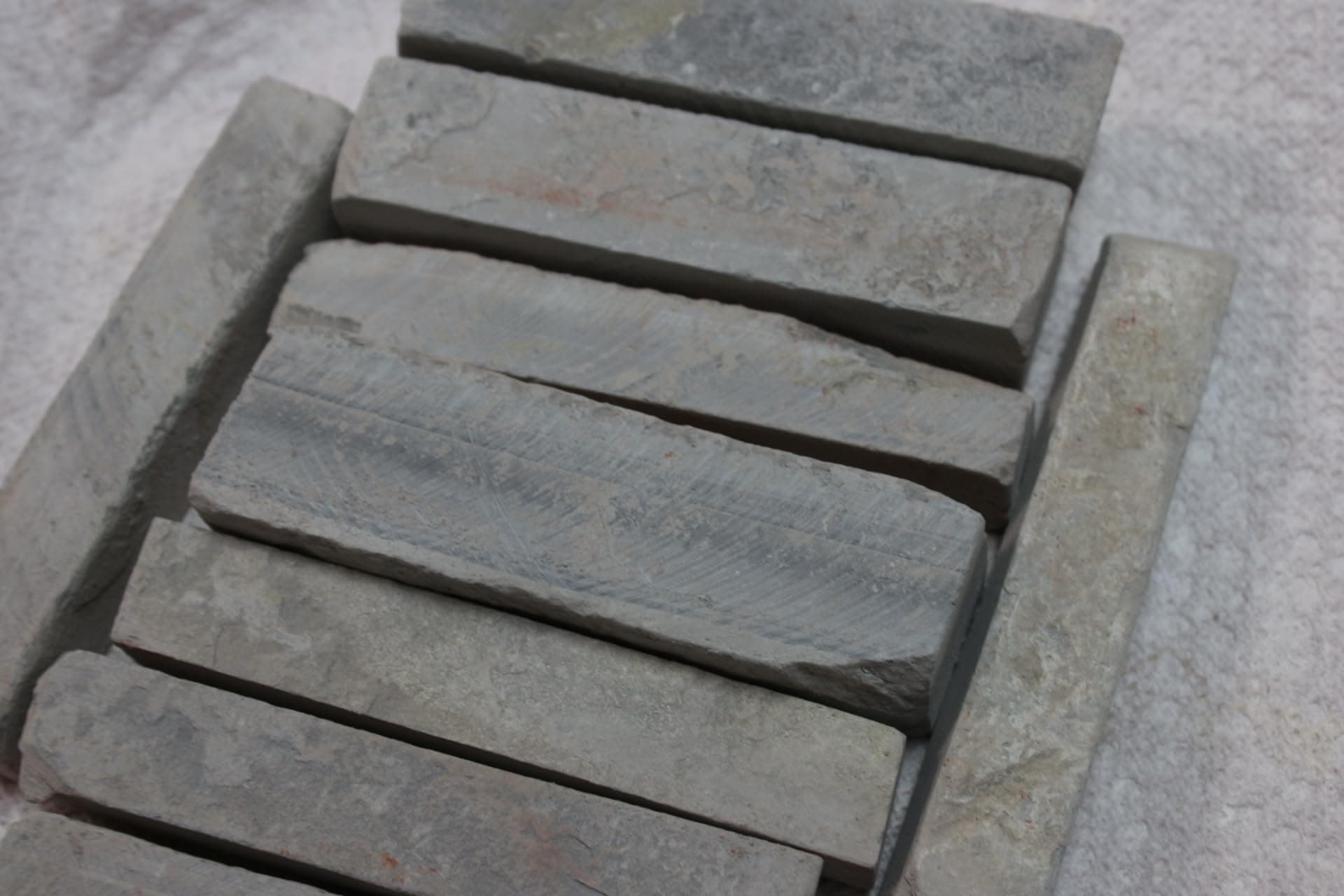 Viaana's Black/Grey Slate Blocks - Slate Pencils Chalks - 200 Count - Broad Point - 200g - Stone Material - Tactile Experience - Unisex - Adult